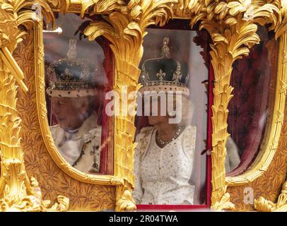 König Karl III. Und Königin Camilla reisen in der Gold State Coach, die 1760 erbaut wurde und bei jeder Krönung seit Wilhelm IV. Im Jahr 1831sets verwendet wurde, von Westminster Abbey auf dem Weg zum Buckingham Palace während der Krönung von König Karl III. Und Königin Camilla am Samstag, den 6. Mai, 2023 in London, England. Foto: British Ministry of Defence/UPI Credit: UPI/Alamy Live News Stockfoto