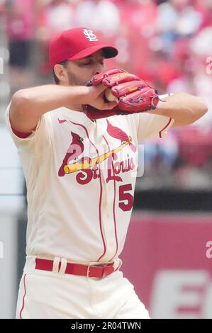 St. Louis, USA. 06. Mai 2023. St. Louis Cardinals, die den Pitcher starten Adam Wainwright atmet tief ein, bevor er im ersten Inning im Busch Stadium in St. seinen ersten Pitch an die Detroit Tigers liefert Louis am Samstag, den 6. Mai 2023. Foto: Bill Greenblatt/UPI Credit: UPI/Alamy Live News Stockfoto