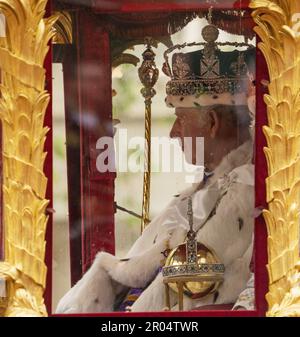 König Karl III. Und Königin Camilla reisen in der Gold State Coach, die 1760 erbaut wurde und bei jeder Krönung seit Wilhelm IV. Im Jahr 1831sets verwendet wurde, von Westminster Abbey auf dem Weg zum Buckingham Palace während der Krönung von König Karl III. Und Königin Camilla am Samstag, den 6. Mai, 2023 in London, England. Foto: British Ministry of Defence/UPI Credit: UPI/Alamy Live News Stockfoto