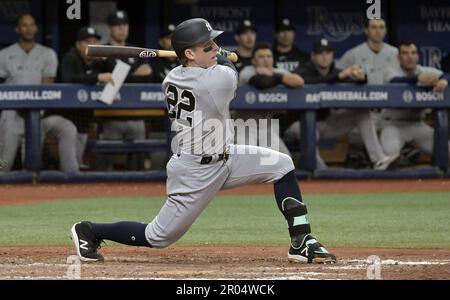 St. Petersburg, USA. 06. Mai 2023. Der New York Yankees Center-Fielder Harrison Bader (22) hat einen zweirädrigen Einzelkampf vom Tampa Bay Rays Relief Pitcher Kevin Kelly während der achten Inning eines Baseballspiels im Tropicana Field in St. Petersburg, Florida, Samstag, 6. Mai 2023. Foto: Steve Nesius/UPI. Kredit: UPI/Alamy Live News Stockfoto