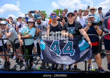 6. Mai 2023: Miami International Autodrome, Miami Gardens, Florida, USA: Formel 1 Crypto.com Miami Grand Prix 2023: Qualifikationstag: Fans beobachten die Fahrer während der FP3. Session Stockfoto