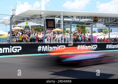 6. Mai 2023: Miami International Autodrome, Miami Gardens, Florida, USA: Formel 1 Crypto.com Miami Grand Prix 2023: Qualifizierungstag: Fans beobachten während der FP3. Session ein F1-Auto, das vorbeifährt Stockfoto