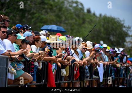 6. Mai 2023: Miami International Autodrome, Miami Gardens, Florida, USA: Formel 1 Crypto.com Miami Grand Prix 2023: Qualifikationstag: Fans beobachten die Fahrer während der FP3. Session Stockfoto
