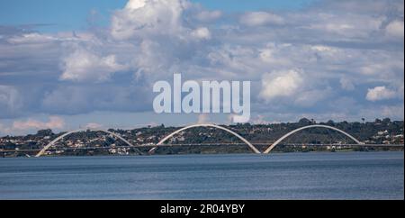 JK-Brücke am Paranoá-See in Brasilia Stockfoto