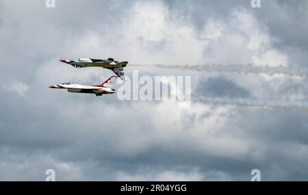 GELENKBASIS LANGLEY-EUSTIS, VA - USA Air Force Maj. Daniel Katz, USAF Thunderbirds führender Alleinpilot von ‚Thunderbird 5‘, fliegt über Major Eric Tise invertiert, USAF Thunderbirds gegensätzlich Alleinpilot von ‚Thunderbird 6‘, während der Air Power Over Hampton Roads Air Show auf der Joint Base Langley-Eustis, Virginia, 4. Mai 2023. Katz fliegt für den Großteil der Routine des Thunderbird umgekehrt und zeigt die F-16 gegen die agilen Kampffähigkeiten und die Disziplin der Air Force-Piloten von Falcon. (USA Air Force Foto von Airman 1. Class Olivia Bithell) Stockfoto