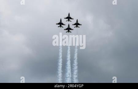 GELENKBASIS LANGLEY-EUSTIS, VA - Die USA Das Air Force Thunderbirds Demonstrationsteam steigt in einer Diamantenformation auf der Joint Base Langley-Eustis für die Air Power Over Hampton Roads Air Show in JBLE, Virginia, 4. Mai 2023. Die Thunderbirds treten in Flugshows auf der ganzen Welt auf und demonstrieren die Fähigkeiten von US-Piloten und warum die USA die Überlegenheit und Dominanz der Luft aufrechterhalten. (USA Air Force Foto von Airman 1. Class Olivia Bithell) Stockfoto