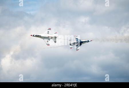 GELENKBASIS LANGLEY-EUSTIS, VA - USA Air Force Maj. Daniel Katz, USAF Thunderbirds führender Alleinpilot von ‚Thunderbird 5‘ und Major Eric Tise, USAF Thunderbirds, gegensätzlicher Alleinpilot von ‚Thunderbird 6‘ führen während der Air Power Over Hampton Roads Air Show auf der Joint Base Langley-Eustis, Virginia, am 4. Mai 2023 einen gegensätzlichen Messerkantenpass durch. Die Solo-Piloten demonstrieren die maximale Leistungsfähigkeit des F-16 Fighting Falcon. (USA Air Force Foto von Airman 1. Class Olivia Bithell) Stockfoto