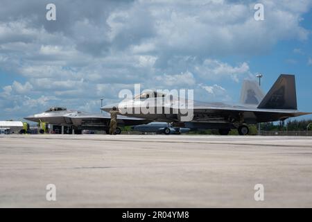 USA Air Force Chief Master Sgt. Emilio E. Sanchez, der Flugzeugmechaniker-Supervisor mit der 156. Contingency Response Group, Marshals eines F-22 Raptors, der dem 192. Flügel der Virginia Air National Guard zugeteilt wurde, während der Operation Hoodoo Sea am Luftwaffenstützpunkt Muñiz, Carolina, Puerto Rico, 3. Mai 2023. Operation Hoodoo Sea ist eine Übung mit mehreren Einheiten, bei der die Teilnehmereinheiten ein agiles Kampftraining an der südöstlichen Küste der USA durchführen, um agile Kommunikationsinnovationen, tragbare Ausrüstungen für die Luft- und Raumfahrt, Flugzeughallen und Überlebensausrüstung zu testen. (USA Air National G. Stockfoto