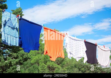 Wäsche am Seil gewaschen. Wäschetrockner im Freien Stockfoto
