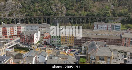 Blick auf eine Brücke in Luarca, Asturien, Spanien Stockfoto