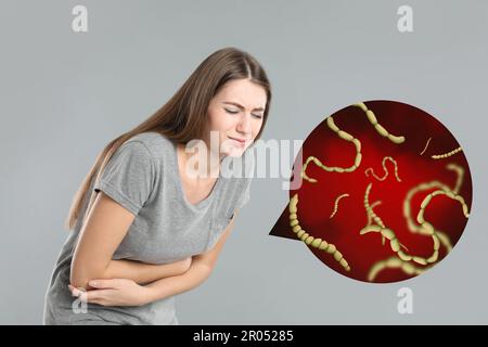 Parasiten unter dem Mikroskop und Frau mit Helminthiasis Stockfoto