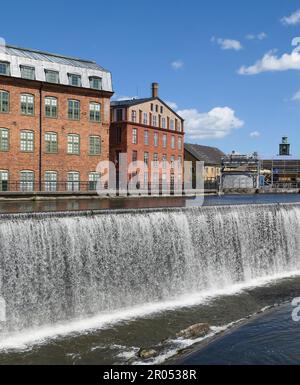 Wasserfall im alten Industriegebiet während des Tages Stockfoto