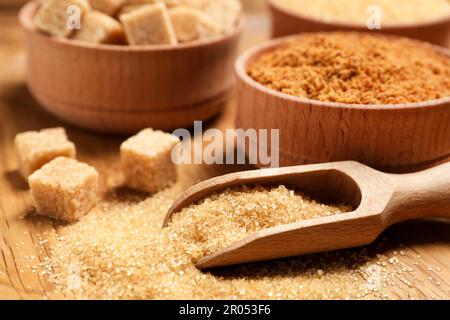 Verschiedene Zuckerarten auf Holztisch, Nahaufnahme Stockfoto