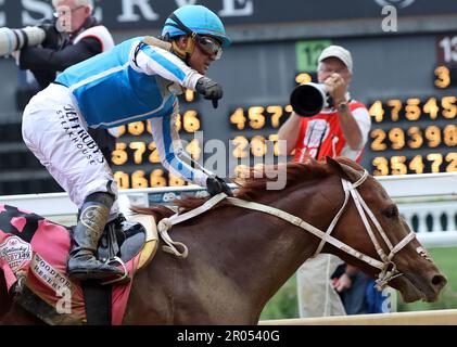 Louisville, Usa. 06. Mai 2023. Mage, geritten von Javier Castellano, gewinnt den 149. Lauf des Kentucky Derby bei Churchill Downs in Louisville, Kentucky, am Samstag, den 6. Mai 2023. Foto: Mark Abraham/UPI Credit: UPI/Alamy Live News Stockfoto