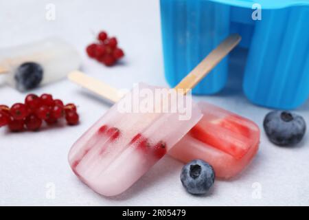 Leckeres Beereneis auf dem beleuchteten Tisch, Nahaufnahme Stockfoto