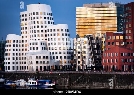 Moderne Gebäude im zollhof im düsseldorfer Medienhafen zur Blue Hour Stockfoto