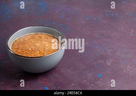 Bohnensuppe mit Blick auf die Vorderseite, Innenteller auf dunklem Schreibtisch, Gemüse, Bohnensuppe Stockfoto