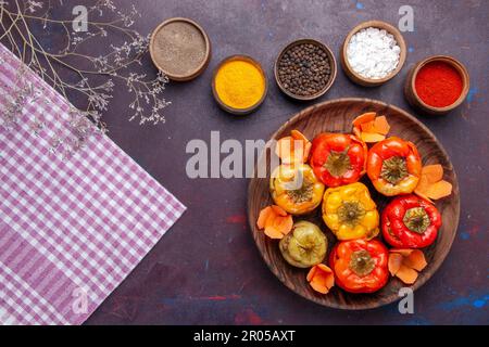 Von oben gekochte Paprika mit verschiedenen Gewürzen auf dunkelgrauem Hintergrund Gemüse Fleisch Dolma Food Stockfoto
