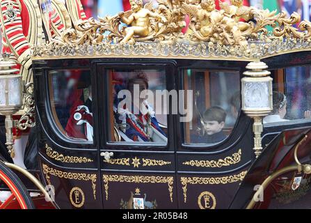 London, Großbritannien. 6. Mai 2023. Prinz William aus Großbritannien, seine Frau Catherine, Princess of Wales, Princess Charlotte, Prince George und Prince Louis reisen in einer Kutsche, während sie Westminster Abbey nach der Krönungszeremonie von König Charles am 6. Mai 2023 in London verlassen. Karl III. Wurde am Samstag in Westminster Abbey im Zentrum von London zum Monarchen des Vereinigten Königreichs (UK) und 14 weiteren Commonwealth-Reichen gekrönt, der ersten Krönung im Vereinigten Königreich seit 1953. Kredit: Li Ying/Xinhua/Alamy Live News Stockfoto