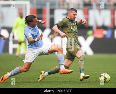 Mailand, Italien. 6. Mai 2023. Der Ante Rebic (R) des AC Mailand tritt während eines Fußballspiels der Serie A zwischen dem AC Mailand und Lazio am 6. Mai 2023 in Mailand, Italien, durch. Kredit: Str/Xinhua/Alamy Live News Stockfoto