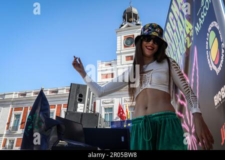 Madrid, Spanien. 06. Mai 2023. Während der Demonstration tanzt ein Protestteilnehmer auf der Bühne, die in der Mitte des Platzes Puerta del Sol errichtet wurde. Menschen versammelten sich auf dem Platz Puerta del Sol anlässlich des weltmarschs für die Legalisierung von Marihuana. Kredit: SOPA Images Limited/Alamy Live News Stockfoto