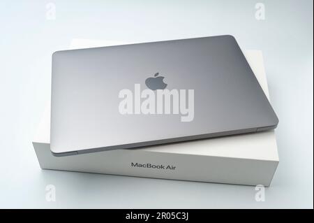 Fuji-shi, Shizuoka-ken, Japan - 11. März 2022: MacBook Air M1 in der Draufsicht isoliert auf weißem Hintergrund. Stockfoto