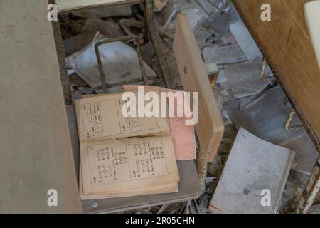 Ukraine. 6. Mai 2023. Blick auf das Innere des Klassenzimmers mit Schreibtischen und Büchern auf den Schreibtischen der Schüler in der verlassenen Stadt Pripyat in der Ukraine, aus der alle Bewohner nach der Katastrophe im Kernkraftwerk Tschernobyl evakuiert wurden. (Kreditbild: © Lev Radin/Pacific Press via ZUMA Press Wire) NUR ZUR REDAKTIONELLEN VERWENDUNG! Nicht für den kommerziellen GEBRAUCH! Stockfoto