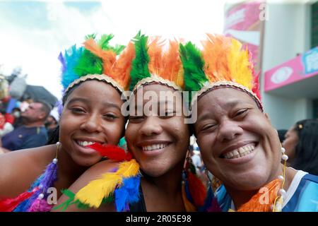 salvador, bahia, brasilien - 22. februar 2023: Feier haben Spaß während canaval in der Stadt Salvador. Stockfoto