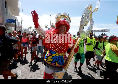 salvador, bahia, brasilien - 22. februar 2023: Feier haben Spaß während canaval in der Stadt Salvador. Stockfoto