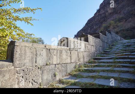 Die wunderschöne ehemalige Bergbaustadt Alaverdi, Armenien, erbaut am Debed Canyon Stockfoto