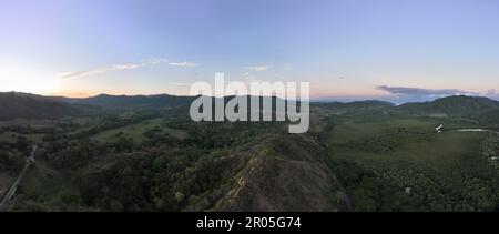 Erleben Sie den ultimativen tropischen Kurzurlaub am Tambor Beach im wunderschönen Costa Rica, komplett mit schwingenden Palmen und feinem Sand. Stockfoto