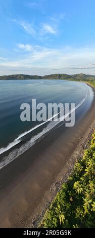 Erleben Sie den ultimativen tropischen Kurzurlaub am Tambor Beach im wunderschönen Costa Rica, komplett mit schwingenden Palmen und feinem Sand. Stockfoto