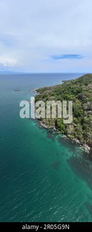 Erleben Sie den ultimativen tropischen Kurzurlaub am Tambor Beach im wunderschönen Costa Rica, komplett mit schwingenden Palmen und feinem Sand. Stockfoto