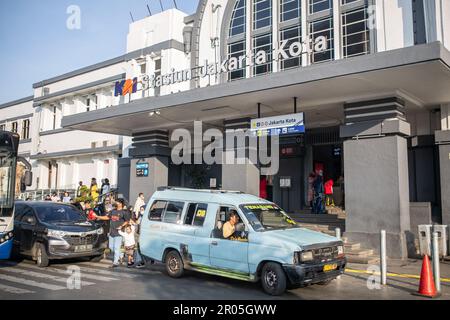 Jakarta, Indonesien - 28. April 2023: Haupteingang des Bahnhofs Jakarta Kota. Stockfoto