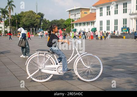 Jakarta, Indonesien - 28. April 2023: Menschen auf Oldtimer-Fahrrädern am Fatahillah Square in Jakarta Kota Tua. Stockfoto