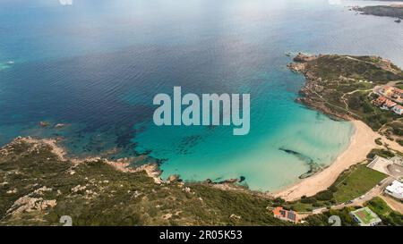 Santa Teresa Gallura ist eine Stadt an der nördlichen Spitze Sardiniens, an der Straße von Bonifacio, in der Provinz Sassari, Italien. Fhotographiert aus dem Stockfoto