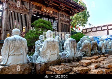 Statuen in der Minh Thanh Pagode in Pleiku, Vietnam Stockfoto