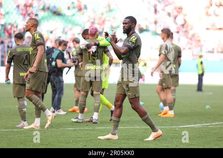 Mailand, Italien. 6. Mai 2023. Italien, Mailand, Mai 6 2023: Fikayo Tomori (AC Mailand Verteidiger) begrüßt die Fans nach dem Sieg am Ende des Fußballspiels AC MAILAND gegen SS LAZIO, Serie A Tim 2022-2023 day34 San Siro Stadion (Bild: © Fabrizio Andrea Bertani/Pacific Press via ZUMA Press Wire) NUR REDAKTIONELLE VERWENDUNG! Nicht für den kommerziellen GEBRAUCH! Stockfoto