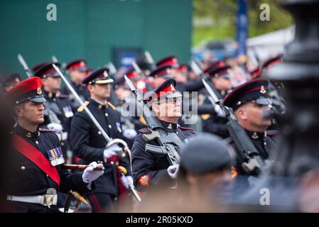 London, Großbritannien. 06. Mai 2023. Während der Krönung von König Karl III. Und Königin Camilla in London marschiert die Militärprozession in Richtung Buckingham Palace. Die Krönung Karls III. Und seiner Frau Camilla als König und Königin des Vereinigten Königreichs Großbritannien und Nordirland und der anderen Commonwealth-Reiche findet in Westminster Abbey statt. Karl trat am 8. September 2022 auf den Thron, nach dem Tod seiner Mutter, Elizabeth II. Kredit: SOPA Images Limited/Alamy Live News Stockfoto