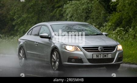 Stony Stratford, Bucks, Großbritannien - Mai 6. 2023. 2010 silberner VOLKSWAGEN PASSAT fährt im Regen Stockfoto