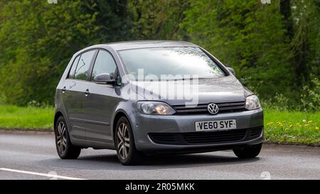 Stony Stratford, Bucks, Großbritannien - April 30. 2023. 2011 grauer Dieselmotor VOLKSWAGEN GOLF auf einer englischen Landstraße. Stockfoto