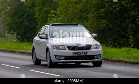 Stony Stratford, Bucks, Großbritannien - April 30. 2023. 2013 weiße SKODA OCTAVIA auf einer englischen Landstraße Stockfoto