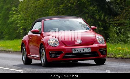 Stony Stratford, Bucks, Großbritannien - April 30. 2023. 2017 Red VOLKSWAGEN BEETLE DESIGN TSI BMOTION TECH auf einer englischen Landstraße. Stockfoto
