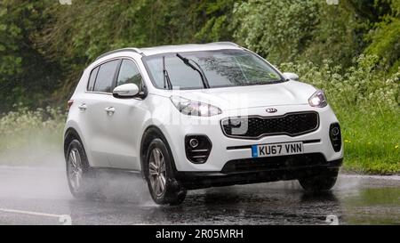 Stony Stratford, Bucks, Großbritannien - 6. 2023. Mai 2017 weißer KIA SPORTAGE im Regen Stockfoto