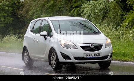 Stony Stratford, Bucks, Großbritannien - Mai 6. 2023. 2010 Weißer VAUXHALL MERIVA fährt im Regen Stockfoto