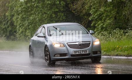 Stony Stratford, Bucks, Großbritannien - 6. Mai 2023. 2012 Vauxhall-Insignien, die im Regen fahren Stockfoto