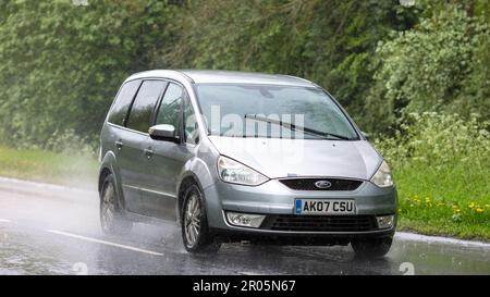 Stony Stratford, Bucks, Großbritannien - Mai 6. 2023. 2007 FORD GALAXY fährt im Regen auf nasser Straße Stockfoto