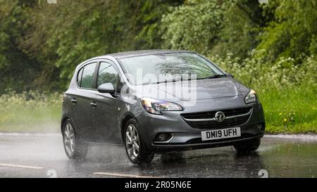 Stony Stratford, Bucks, Großbritannien - Mai 6. 2023. 2019 VAUXHALL CORSA fährt im Regen auf einer nassen Straße Stockfoto