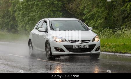 Stony Stratford, Bucks, Großbritannien - Mai 6. 2023. 2013 PEUGEOT 208 bei Regen auf nasser Straße Stockfoto