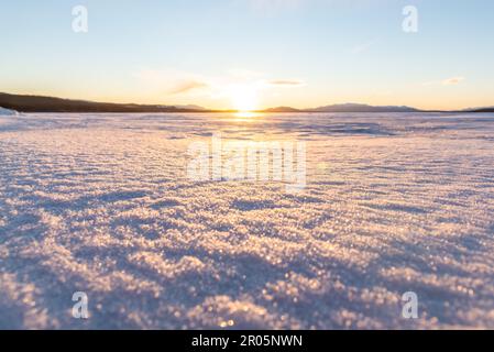 Winterszene mit gefrorenen Seen im Norden Kanadas auf einer atemberaubenden arktischen kanadischen Landschaft im Norden. Sonnenaufgang mitten im eisigen Winter. Stockfoto